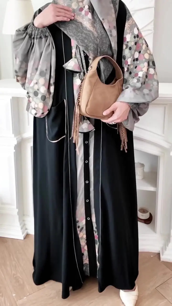 Abaya hitam dengan lengan bermotif bunga