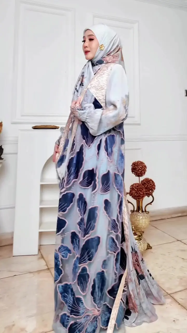 Gamis set dengan outer plisket yang mengembang